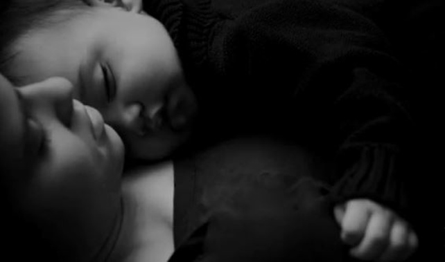 A mother co-sleeping with her child (NZ Herald)