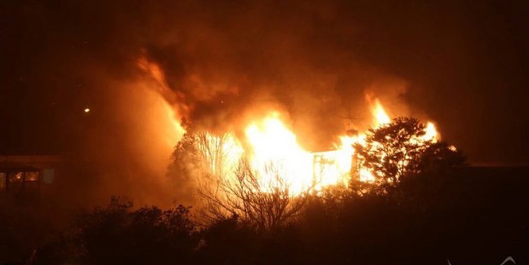 Fire at a derelict house in Castor Bay, Auckland. (NZ Herald/Jo Ottey)