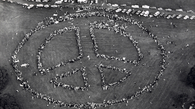 Crowds form a peace sign to protest nuclear weapons at the Auckland War Memorial Museum in 1983 (Newspix) 