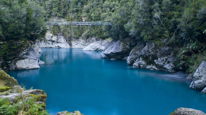 The picturesque bridge over the Hokitika Gorge (Petr Hlavacek)