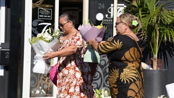 Live: Long queues as mourners gather to farewell Fa’anānā Efeso Collins, Hipkins arrives