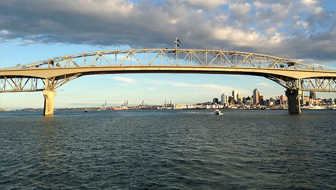 A man's jumped off Auckland's Harbour Bridge after fleeing Police. Photo / Edward Swift