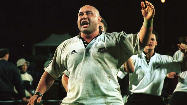 Norm Hewitt performing a haka with the Maori All Blacks (Photosport)