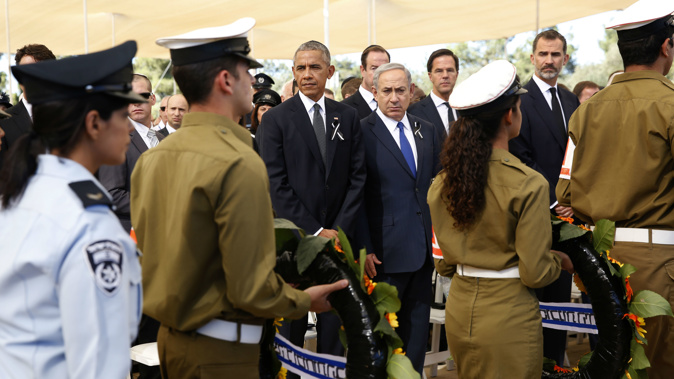 U.S. President Barack Obama and Israeli Prime Minister Benjamin Netanyahu look on as Israeli military pass by with wreaths of flowers during the funeral of Shimon Peres (Photo / Getty Images)