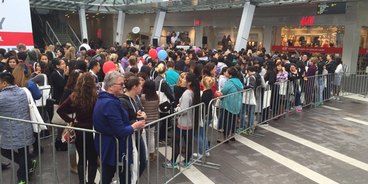 Crowds gather outside the H&M store at Sylvia Park (Photo / NZ Herald)