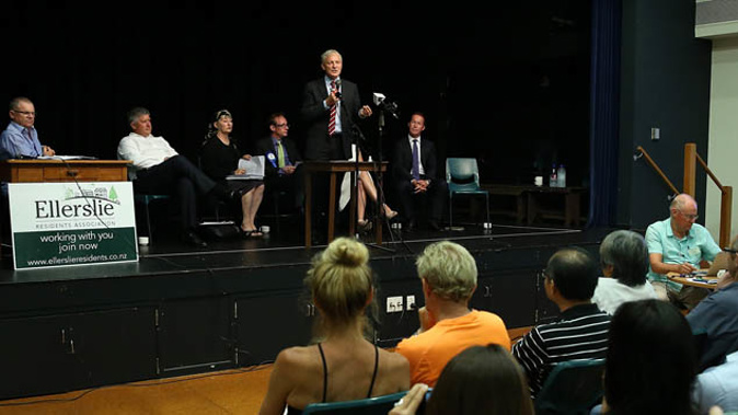 Mayoral candidate Phil Goff speaking at an Auckland 'meet the candidates' event (Getty Images) 