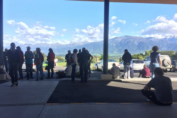 Tourists in Kaikoura waiting for evacuation after the earthquake (Chelsea Daniels)