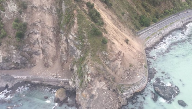 Slip blocking the road to Kaikoura on State Highway One (Chelsea Daniels)
