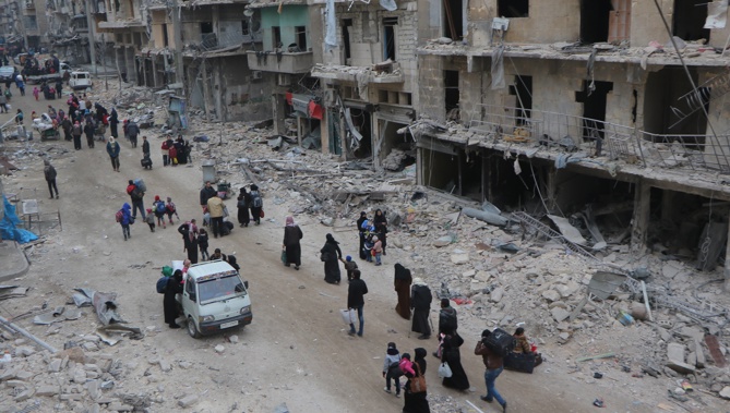Syrians living in Aleppo flee the city, December 1 2016 (Getty Images)