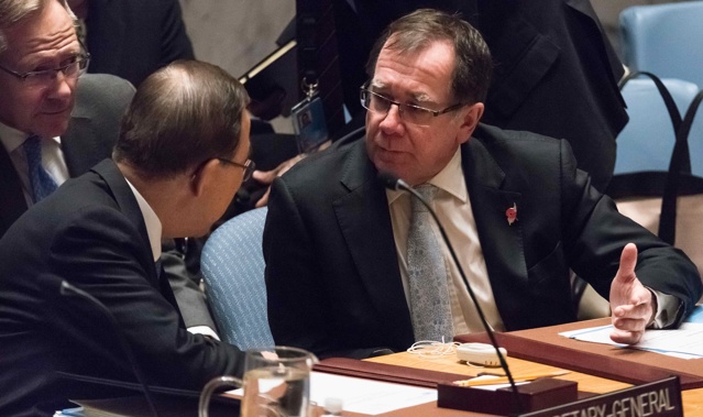 Murray McCully talks to UN Secretary-General Ban Ki-moon during the settlements vote (Getty Images) 