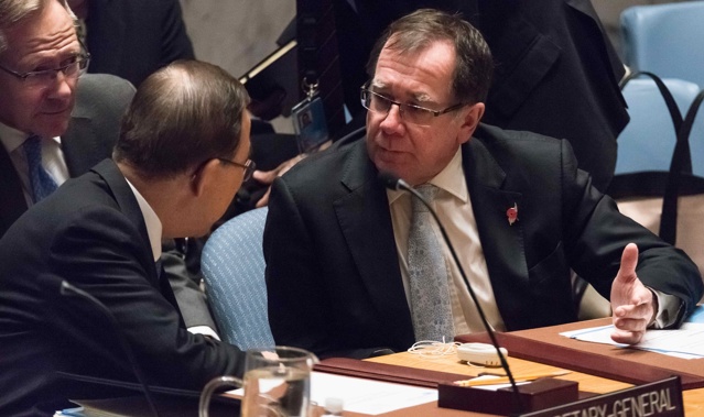 Murray McCully talks to UN Secretary-General Ban Ki-moon during the settlements vote (Getty Images)