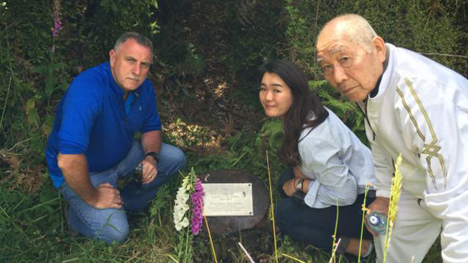 Detective Senior Sergeant John Wilson, Honoka Tsuchida and her grandfather Kunikatsu Tsuchida at the site of father's grave (NZ Police).