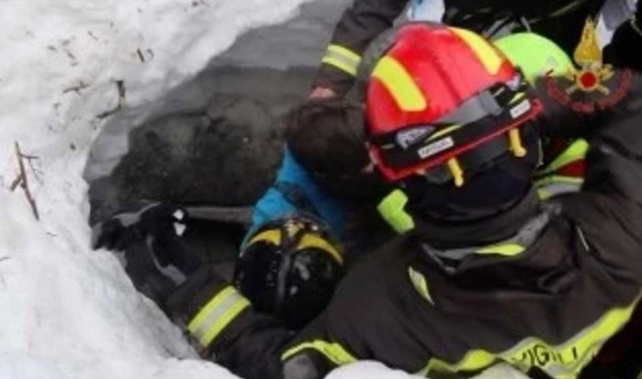Rescue crews pull out survivors (Getty Images) 
