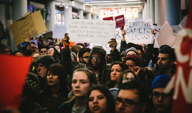 Protesters at Chicago's O'Hare airport (Getty Images) 