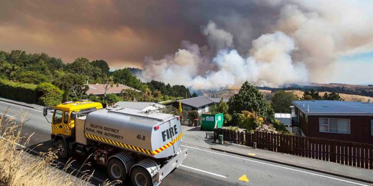Fire rages in the Adventure Park area of the Port Hills (Supplied).