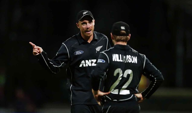 Tim Southee chats with captain Kane Williamson (Getty Images) 