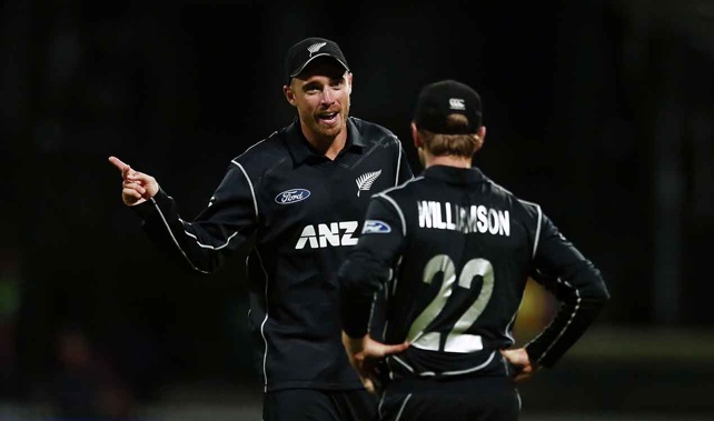 Tim Southee chats with captain Kane Williamson (Getty Images)