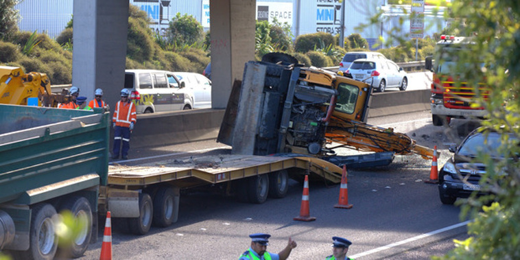 The digger hit the Penrose overpass on the southbound lanes of Auckland's Southern Motorway, blocking traffic. Photo / Nick Reed