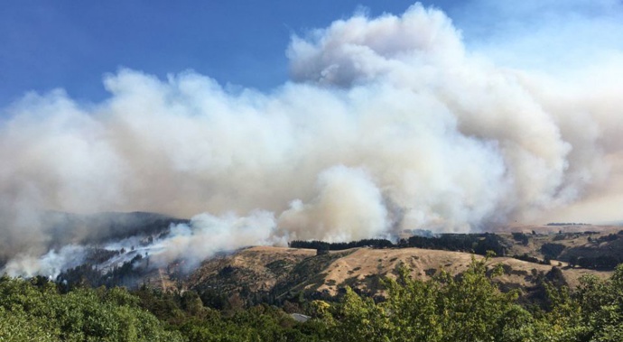 Smoke clouds over the Port Hills fire (Josh Price)