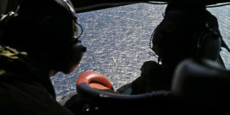 Wing Commander Rob Shearer, captain of the Royal New Zealand Air Force P3 Orion, left, and Sgt Sean Donaldson look out the cockpit windows during an early search for MH370. Photo / AP