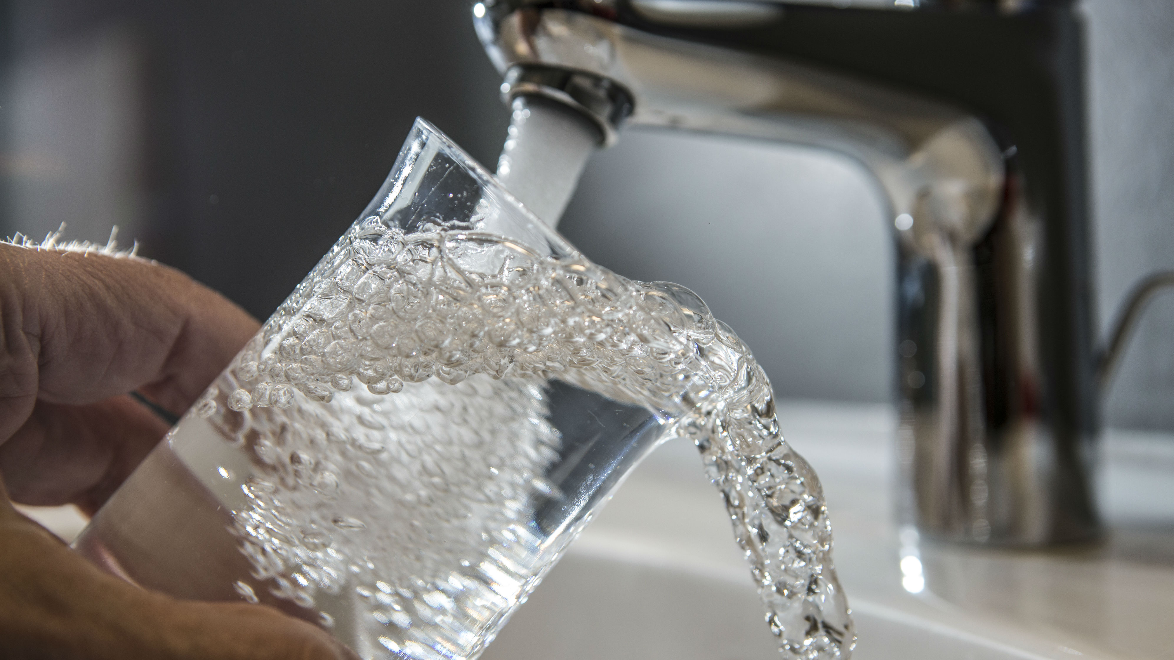 Auckland residents are being asked to use 20 less litres a day after flooding disrupted the water treatment process. (Getty)