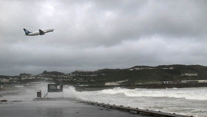 MetService says a strong, cold southerly flow is moving north, bringing strong to gale-force south to southwest winds to the region. (Getty)