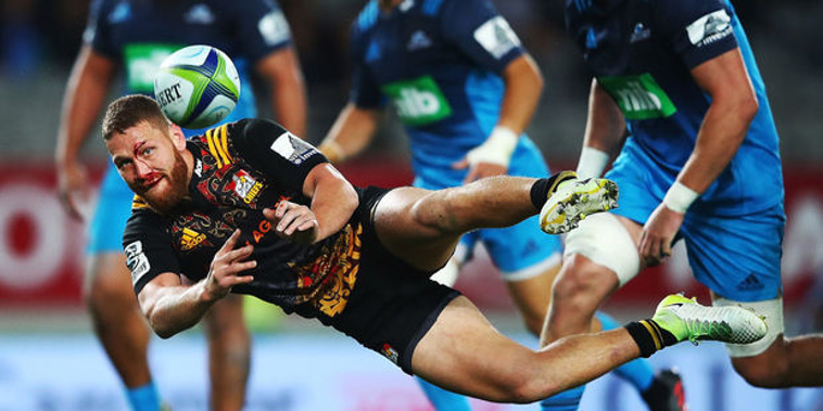 A bloodied Tawera Kerr-Barlow of the Chiefs passes (Getty Images)