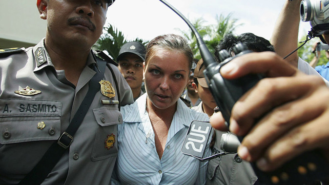 Australian Schapelle Corby is escorted by Indonesian Police into a Denpasar in 2005. (Getty)