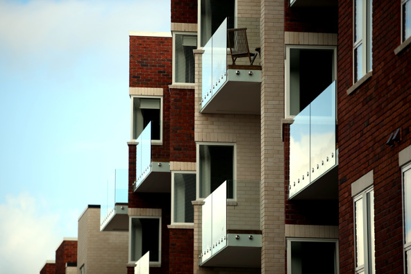 After spending time living in small apartments, Jack Tame finds freedom in owning less and doing more. (Getty)