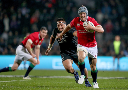 Jonathan Davies makes a break (Dan Sheridan/Photosport)