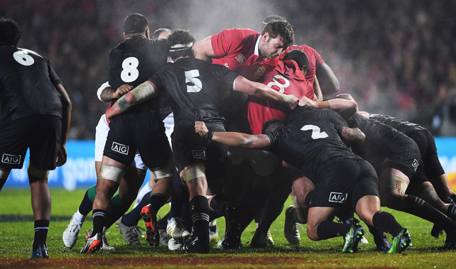 Forward packs clash (PHOTOSPORT)