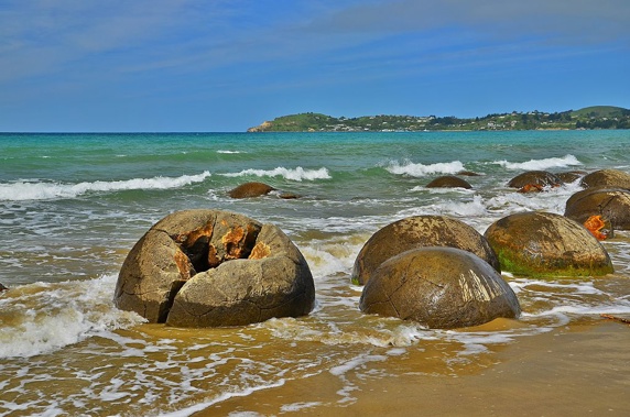 A high-tech speed limit warning system's been installed at the intersection of State Highway One and Moeraki Boulders Road. (Getty)
