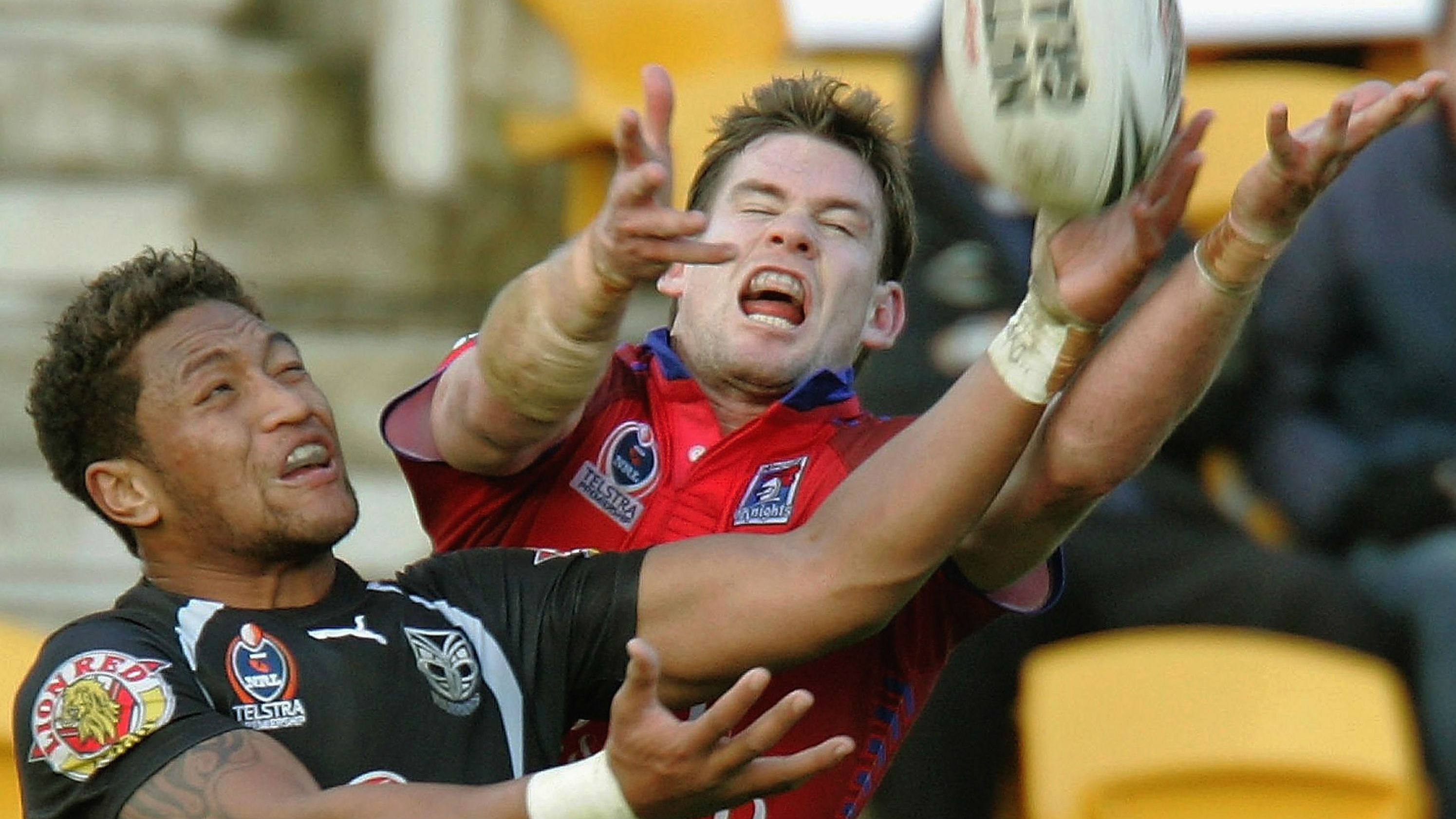 Manu Vatuvei of the Warriors (L) and Matthew Gidley of Newcastle contest for the ball during the round 15 NRL match between the Warriors and the Newcastle Knights at Ericsson Stadium on June 18, 2006 in Auckland, New Zealand. Getty Images.