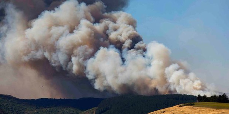 Fire rages in the Adventure Park area of the Port Hills. (Photo \ Supplied)