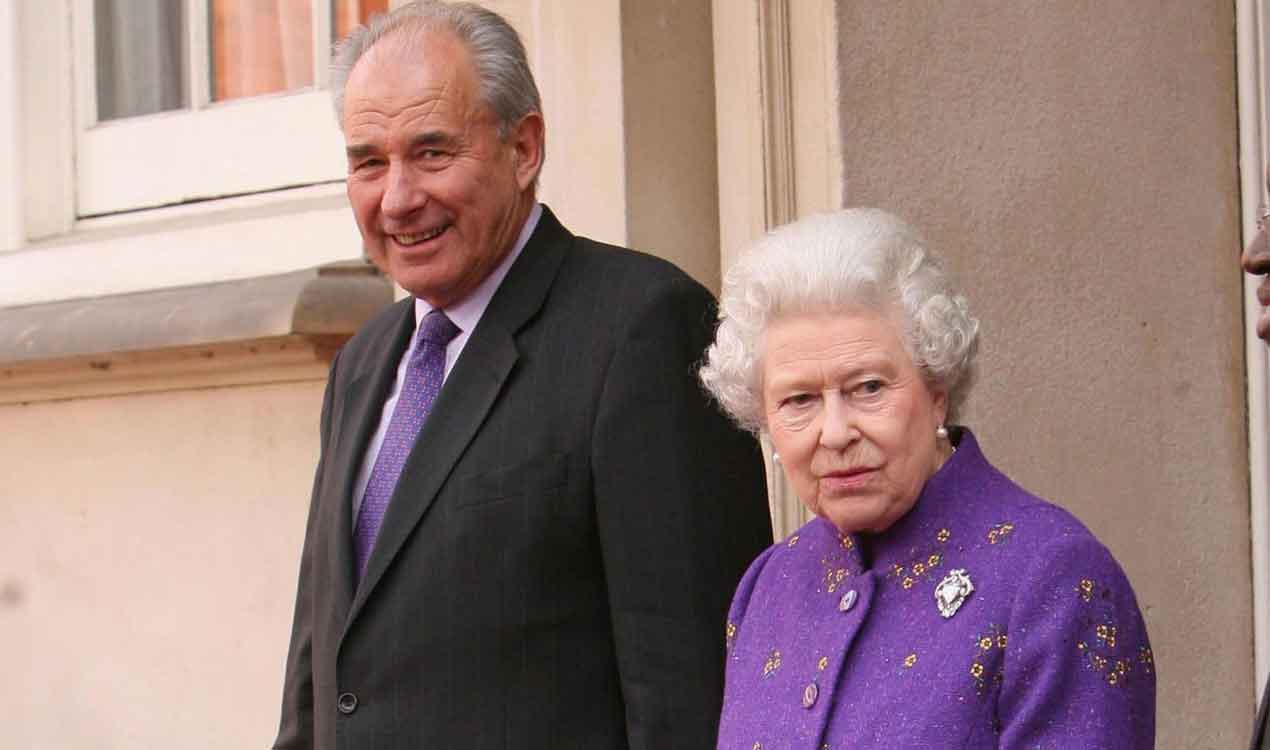 Queen Elizabeth II with Don McKinnon in 2006 (Getty Images) 