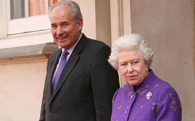 Queen Elizabeth II with Don McKinnon in 2006 (Getty Images) 