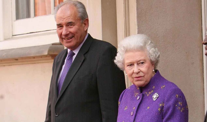 Queen Elizabeth II with Don McKinnon in 2006 (Getty Images)