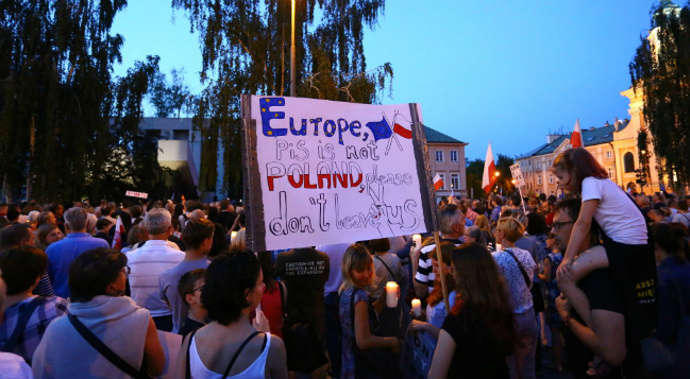  Protesters gather at supreme court in Warsaw to demand for Presidential veto against new law court reforms. (Getty)