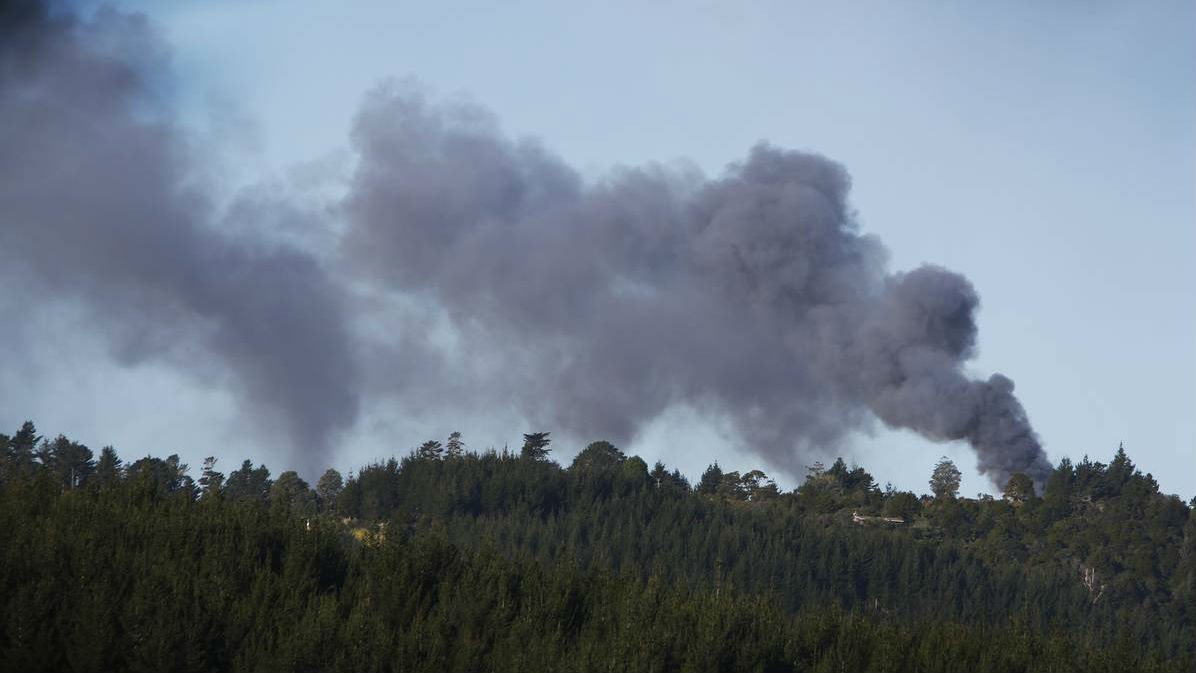 Fire at Mt Tiger shot taken from Abbey Caves Rd near scene of shooting (Photo / Mike Cunningham).