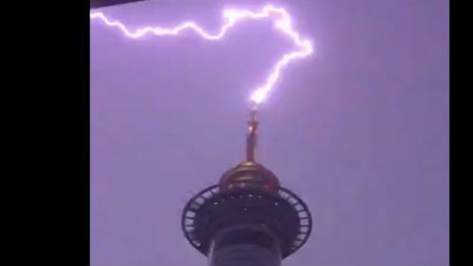 Lightning strikes Sky Tower (Photo - Glenn McConnell/Twitter)