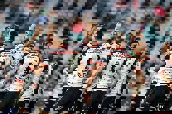 Warriors celebrate a try against the Rabbitohs at ANZ Stadium, Sydney. Photo/Photosport