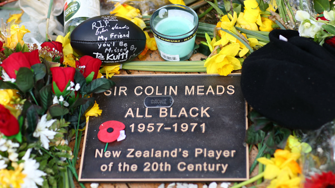 Sir Colin Meads statue covered in flowers. (Photo: Getty)
