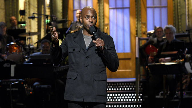 Dave Chappelle recieves Emmy for his hosting of SNL (getty)