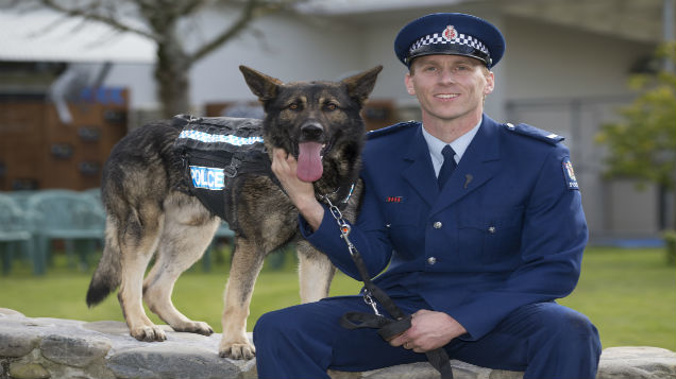 Constable Craig Moore and polce dog Oza (Photo: NZ Herald)