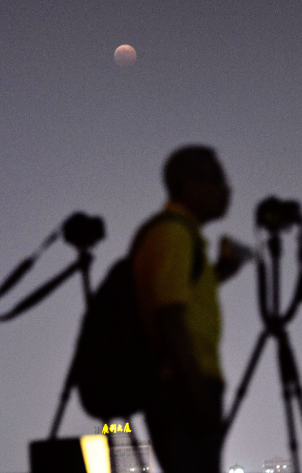Photographers take photos of the eclipse in China (Getty Images)