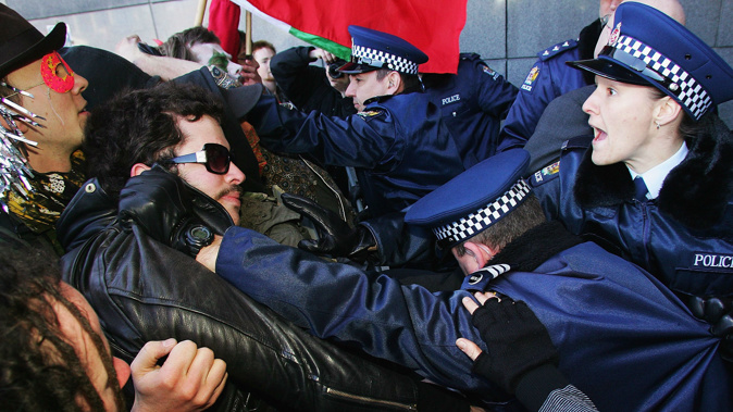 Protesters and police clash outside the International Arms Conference at Te Papa (Getty)
