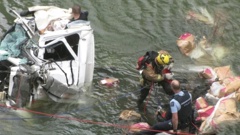 The scene of the 2016 Manawatu Gorge crash where Senior Constable Ross Andrew stayed with the injured driver for over an hour until he could be winched to safety. (Photo / NZ Police)