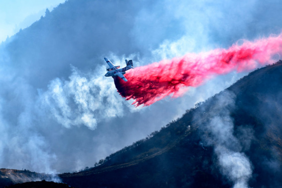 A plane drops fire retardant in California. (Photo \ Getty Images)