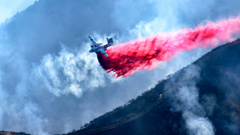 A plane drops fire retardant in California. (Photo \ Getty Images)