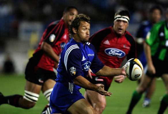 Carlos Spencer in action during a 2005 Super 12 game. Photo / NZ Herald